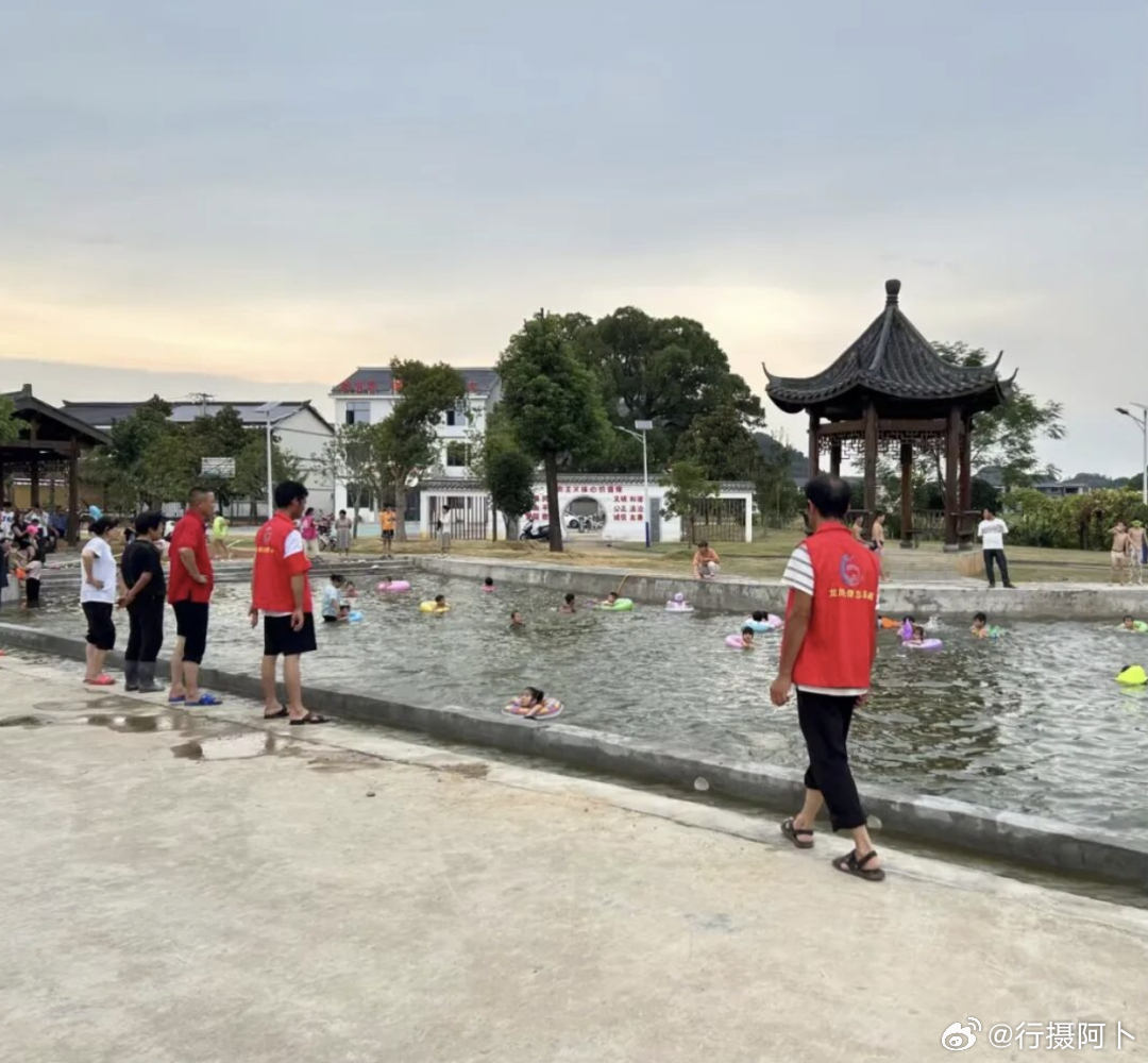 江西一村为孩子们建起超大泳池防溺水不再一禁了之村干部懂防溺水的正确打开方式 江西
