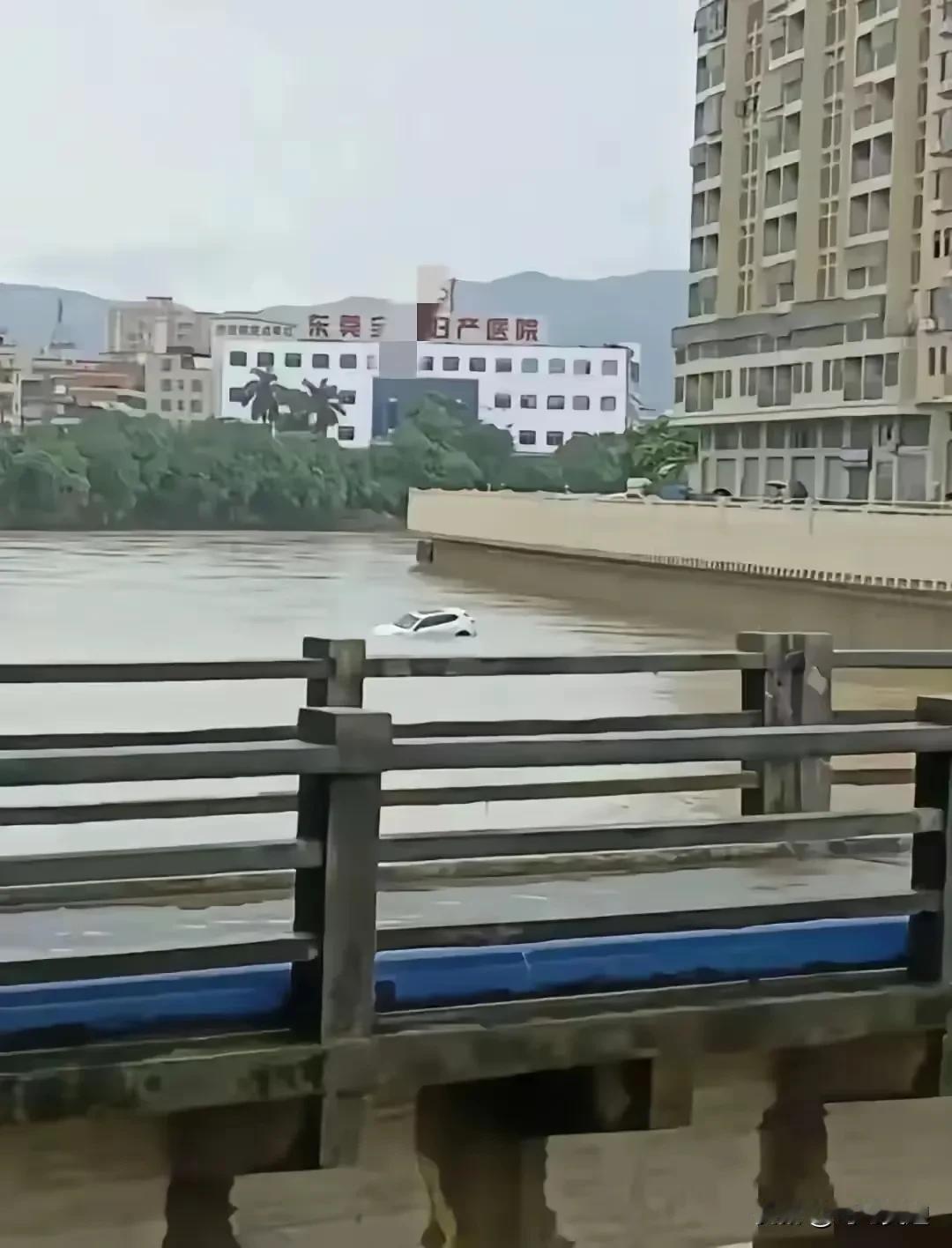 看了这个视频，两个小时没有一个出手救援的，旁边这么多户人家，看热闹的这么多，还有