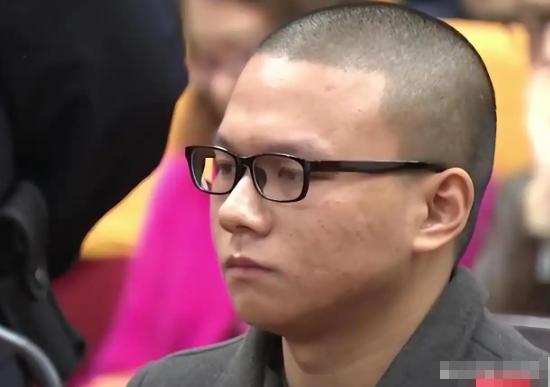 2014年，四川一名18岁男子在网上购买了24支玩具枪，后来被判处无期徒刑。他在