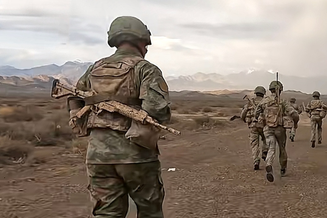 模拟枪/训练器材吧，乍一看着还挺逼真，像喷了漆似的。确实也有个别单位（如某精锐）