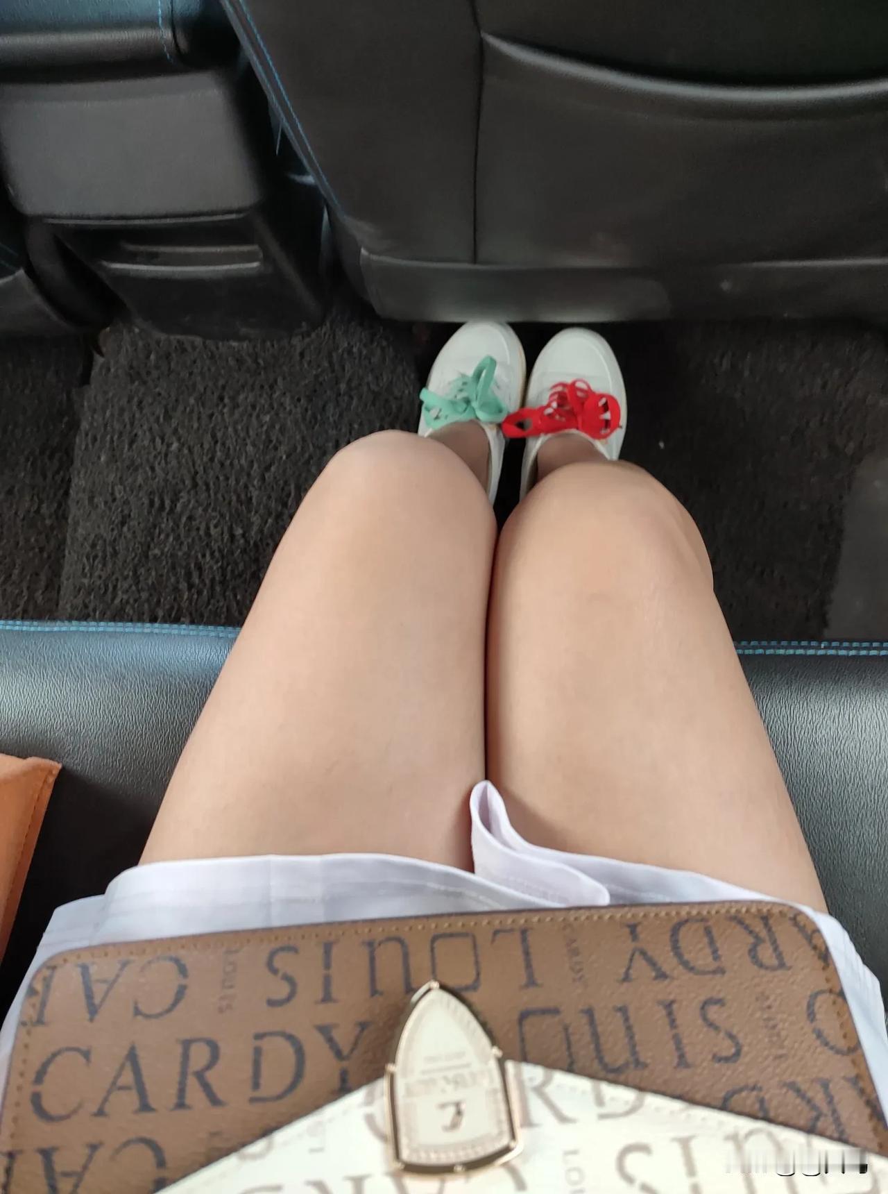 【广州这座城市一夜之间变冻了】昨天还发文炫耀天气暖和得稳定。谁料一夜之间，广州这