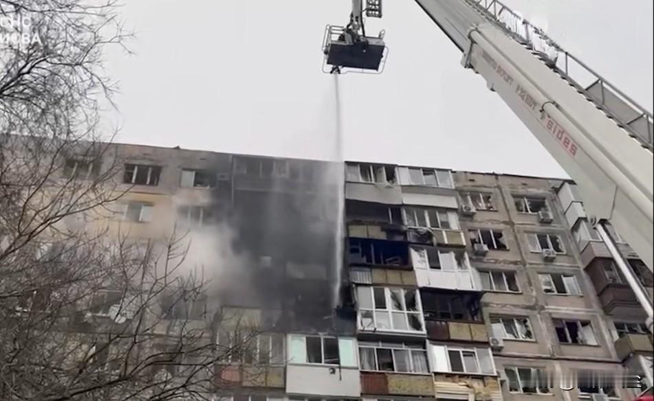 乌克兰总统泽连斯基声称，俄罗斯夜间对乌克兰发动大规模空袭，发射了约36枚导弹和近