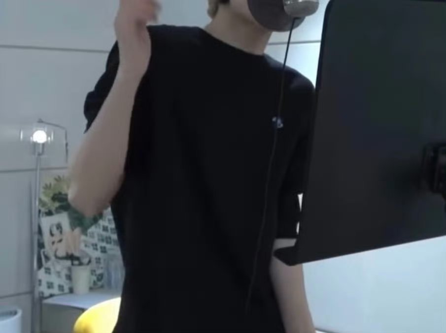哥哥的宽肩上只有小腿没有责任…… 