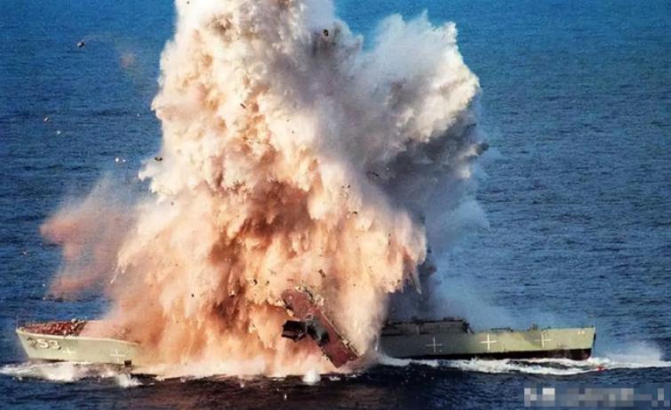 特朗普开炮了！真的是开炮！阿曼湾，一艘从中国返航伊朗的货轮，被美军驱逐舰一炮轰穿