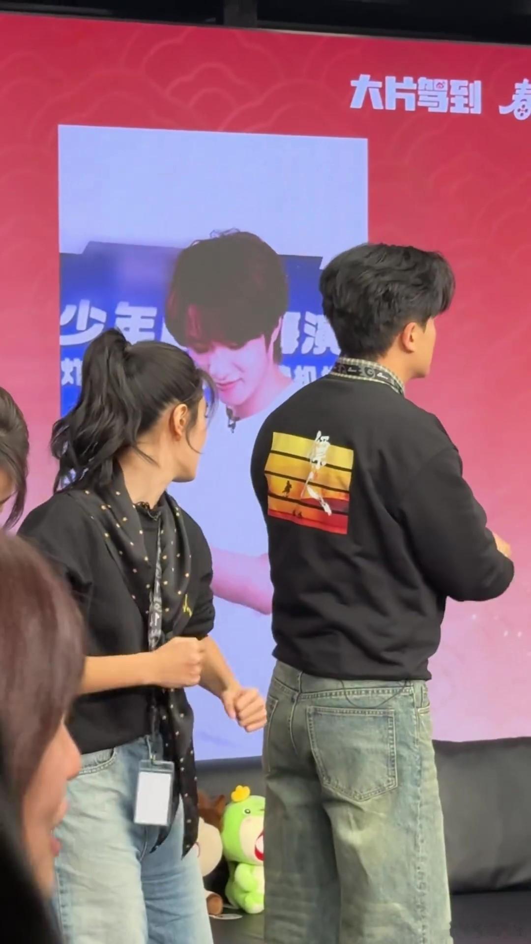 镖人剧组跟着刘耀文学刀马刀马 刘耀文简直就是刀马舞的“小老师”，示范动作那叫一个