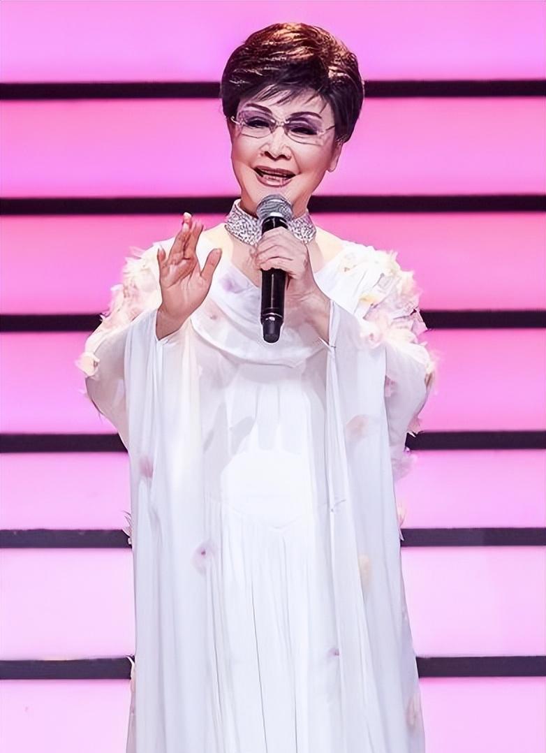 新年倒计时，听李谷一老师@李谷一讲述首届春晚趣事！

看着节目单上那首《难忘今宵