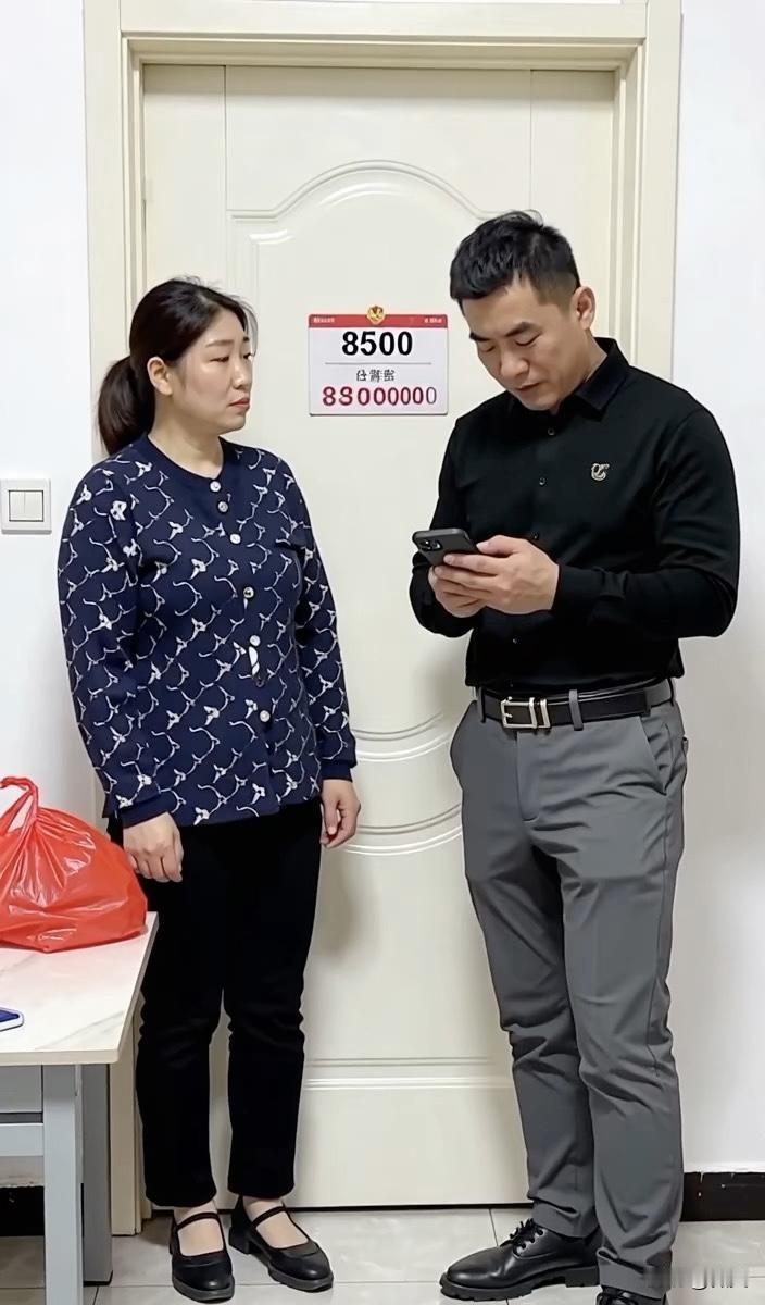 邻居家孩子生病了，她向我借了8500元。今天她老公发了工资，就把钱还给了我。当我