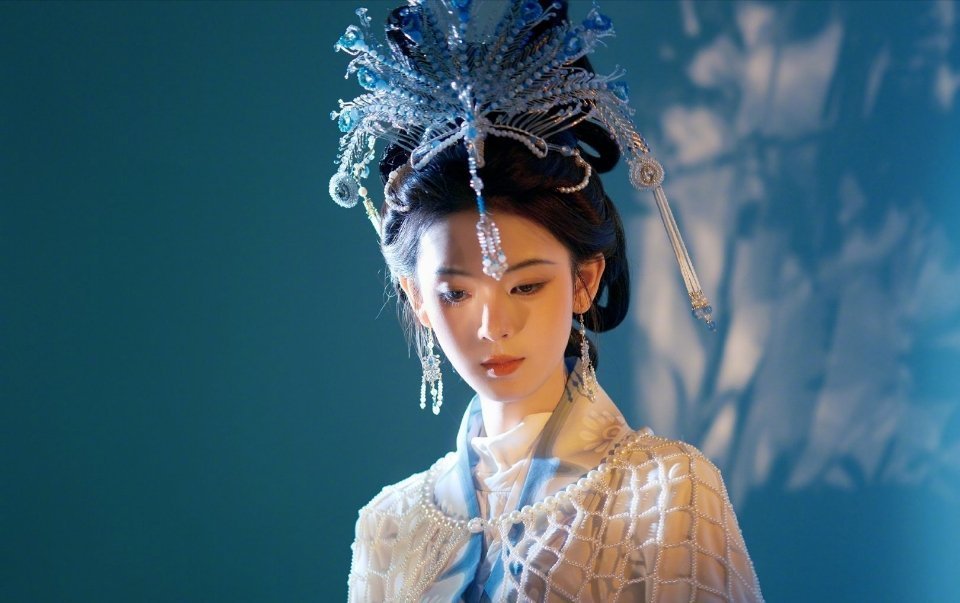 惊鸿一面《乘风2026》的国风舞台《惊鸿一面》爆上热搜第二，五人组（陈瑶、李小冉