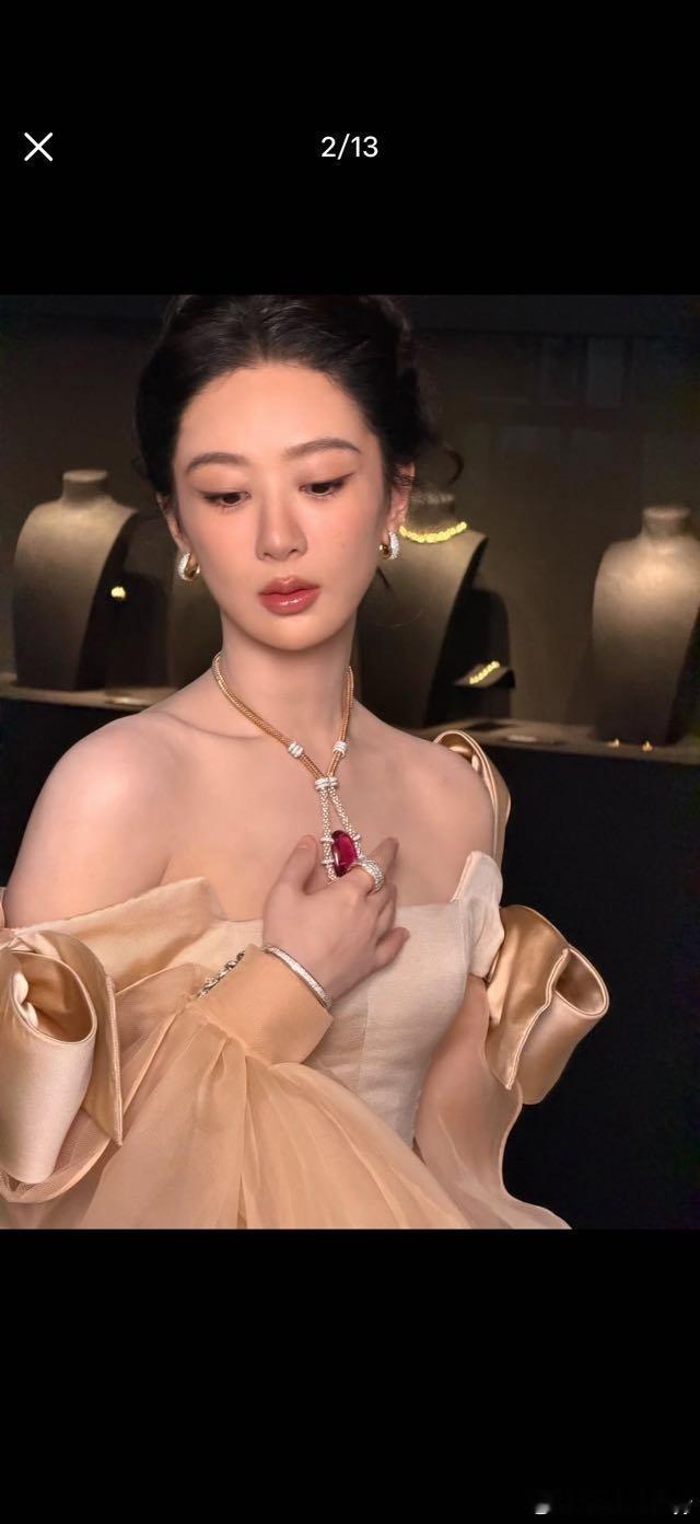 杨紫杨紫蝴蝶结泡泡袖高定杨紫现身高珠展的这套造型实在让人挪不开目光。浅香槟色抹胸
