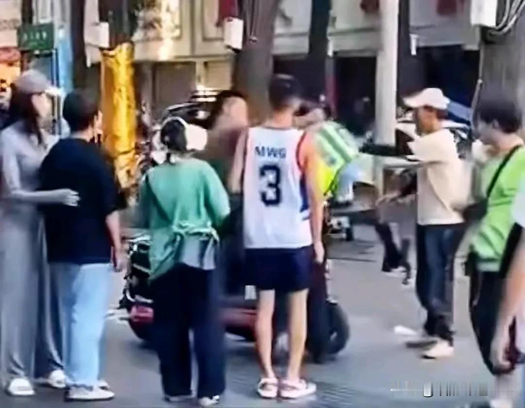 情何以堪？辅警执行公务被暴打全程不还手！有人拷问：保护不了自己何以保护群众？

