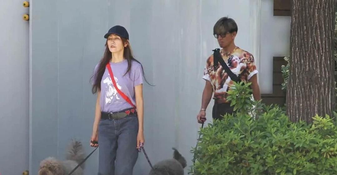 木村拓哉与妻子工藤静香一同外出遛狗，这对携手走过二十余载婚姻的夫妇，感情依旧十分