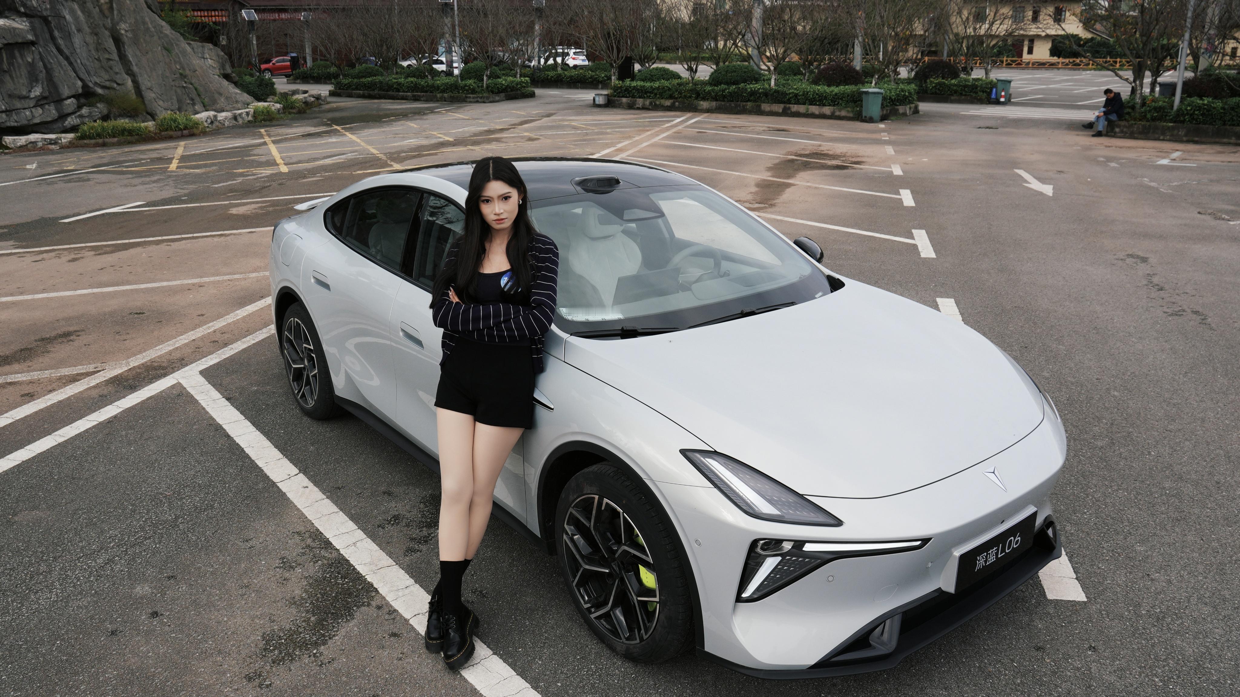 深蓝l06随拍一下深蓝L06～紫色主打色确实很有辨识度，但银色外观也挺不错的[吃