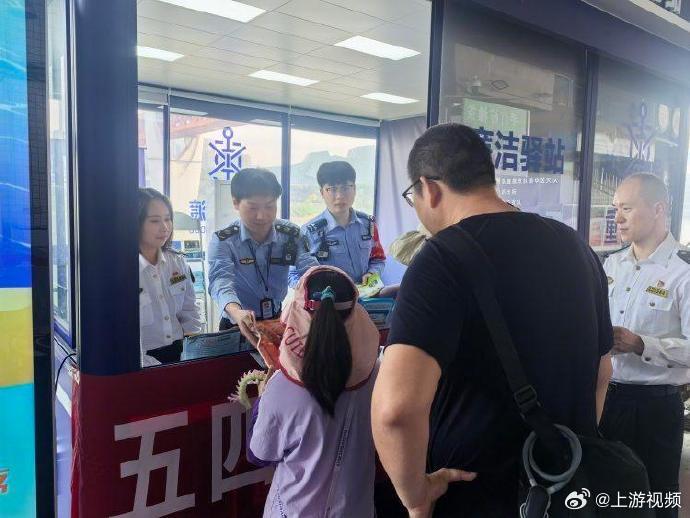 #重庆志愿者在两江游码头开授安全课#【五四青年节，这群志愿者在两江游码头现场开授
