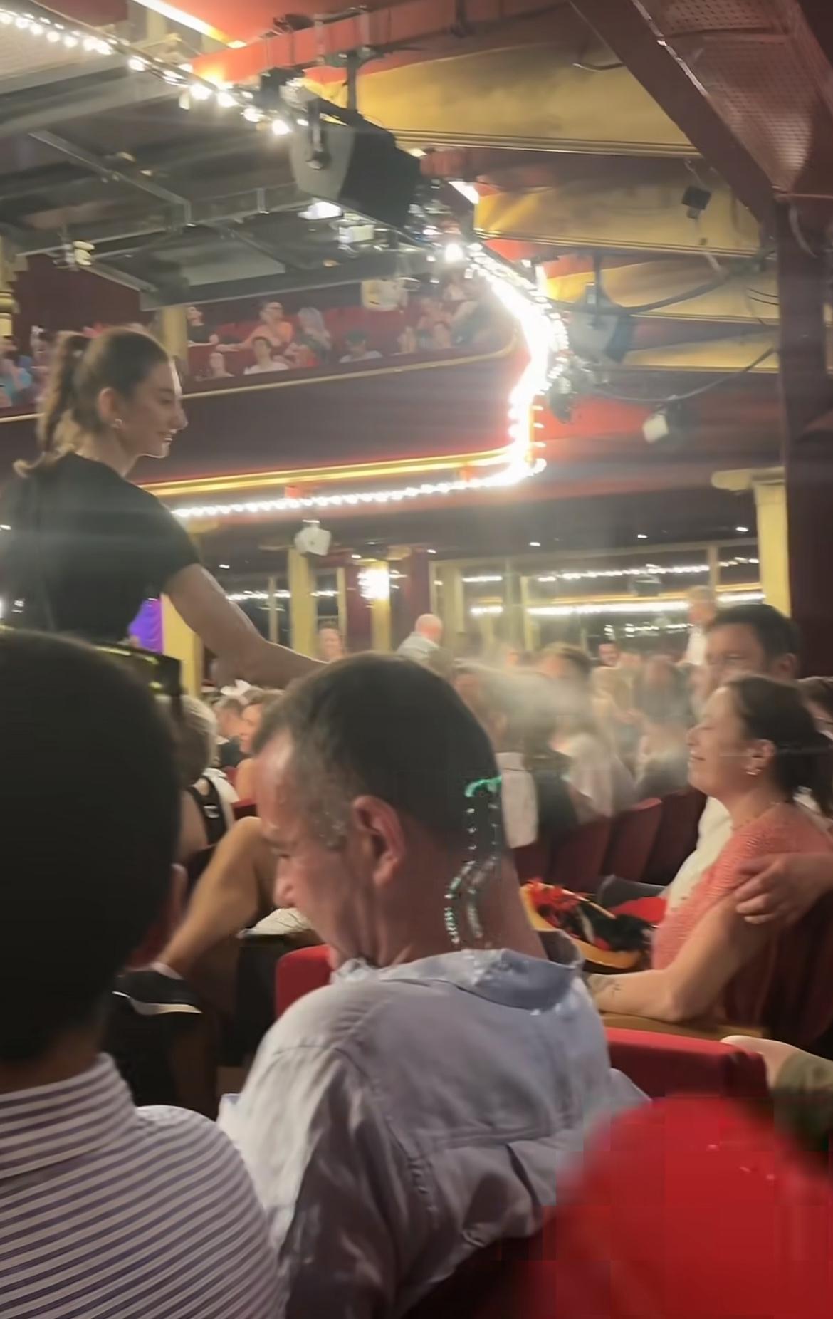 巴黎圣母院剧院里面，30多度密闭空间没有空调，工作人员拿着喷雾给观众降温，由于里