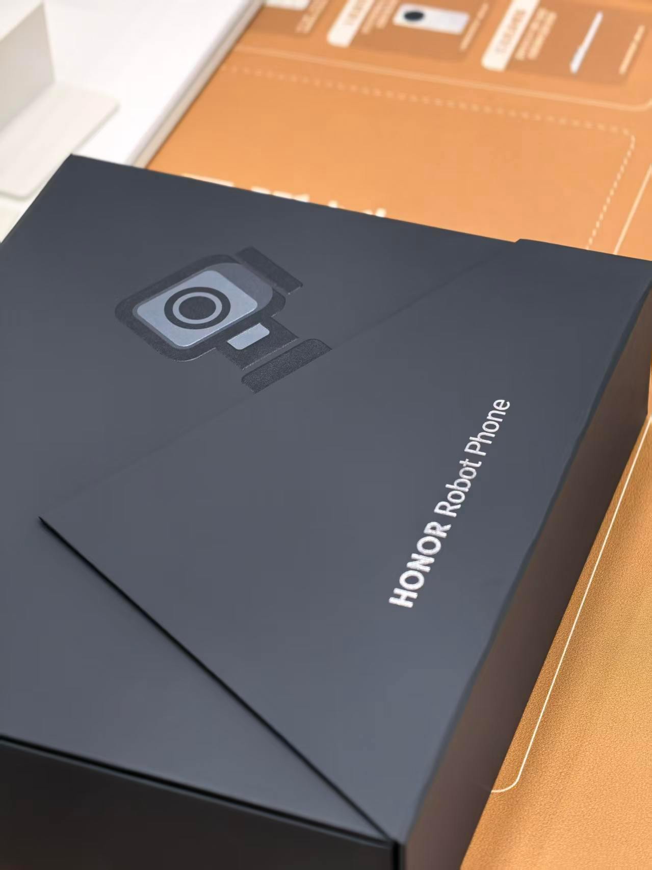 李健称放弃RobotPhone有一万个理由 荣耀这台机器人手机热度有点超出预期，