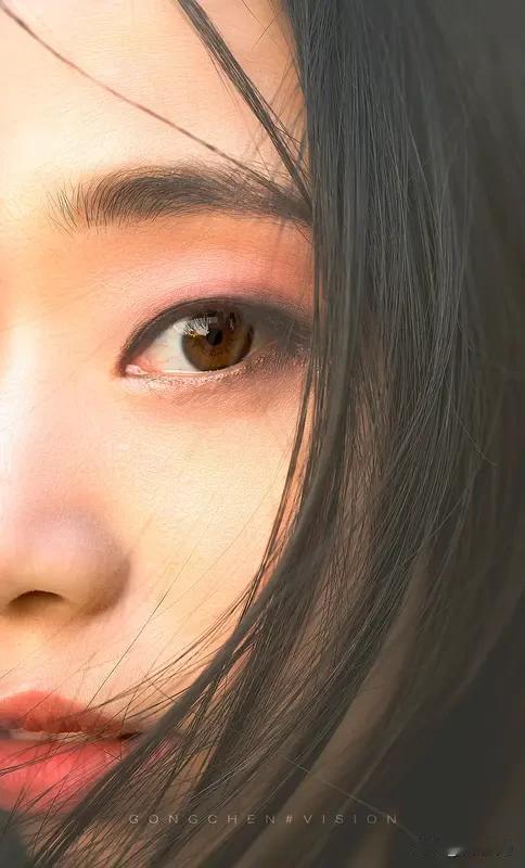 “秀目含情倾国色，清眸带笑动尘心”，这两句诗简直把女子的美写到了极致。就像《皇兄