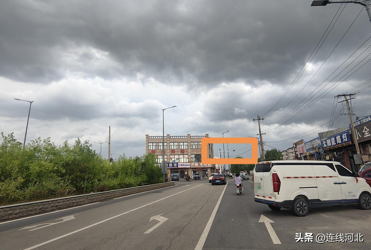 【阳原一路口货车堵死直行车道 压线通行是否会被抓拍？】7月21日下午，张家口阳原