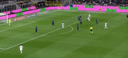 意大利杯次回合，国米让2追3逆转科莫总比分3-2晋级决赛，苏契奇和恰尔汗奥卢互相