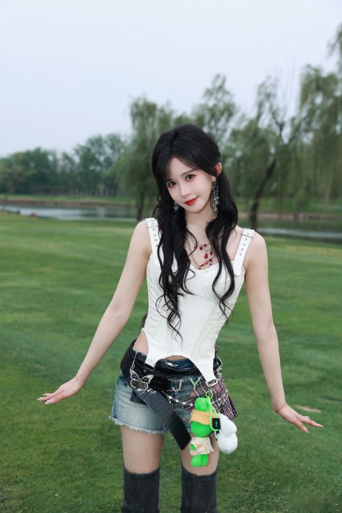 女团选手段艺璇转行当厨子了百厨大战选秀历练出来的韧劲真的藏不住，段艺璇跨界参与厨