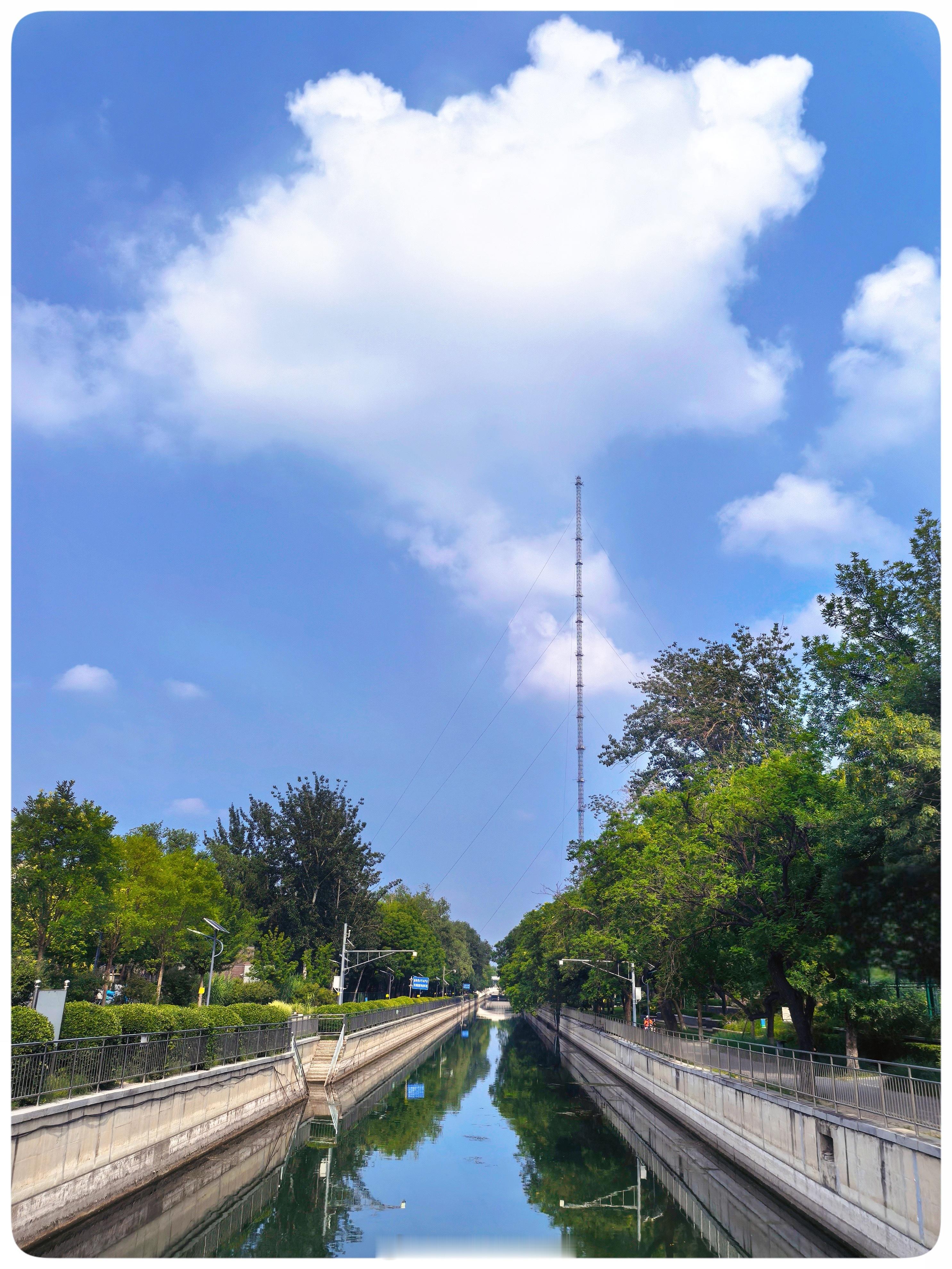 北京从来没这么热过，像蒸笼一样。一早居然还遇见坐地铁的旅游团，看完升旗，地铁到动