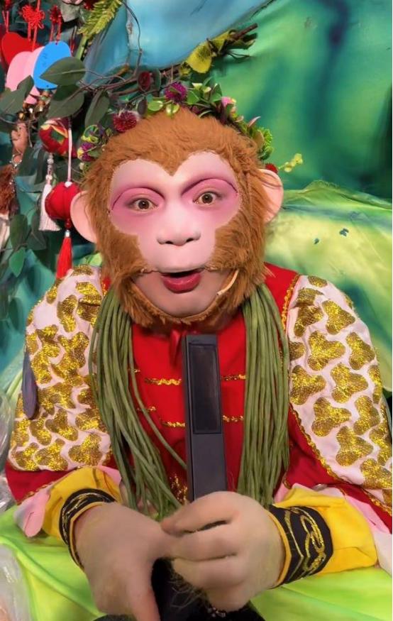 [太阳]长春动物园石洞小猴哥太励志！受尽冷眼委屈默默咬牙坚持，一句雪饼吐槽意外爆