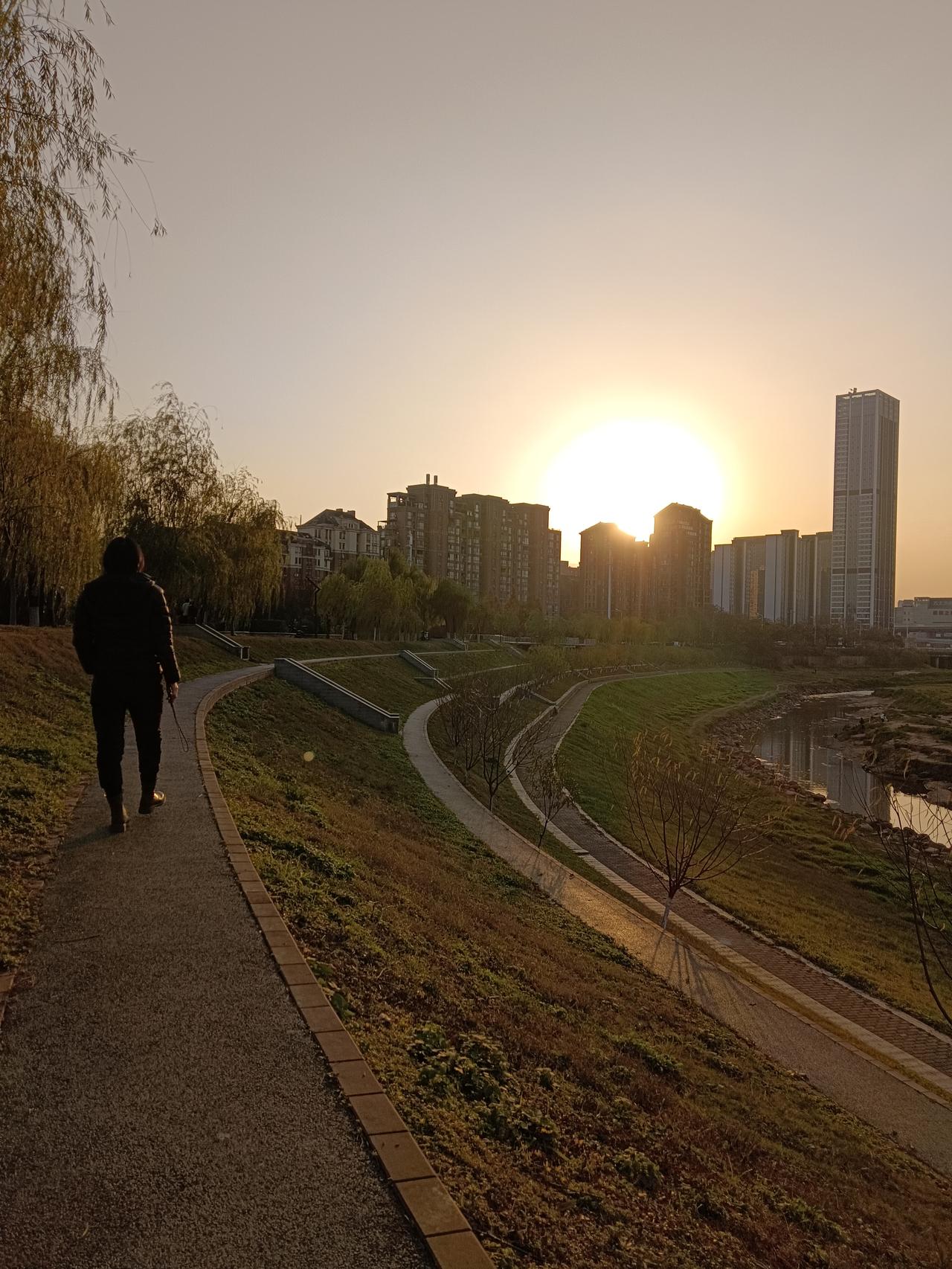 谁拍过晚霞拿出来晒晒朋友，你见过追赶夕阳的人吗？当落日把天空晕成温柔的橘色，晚风