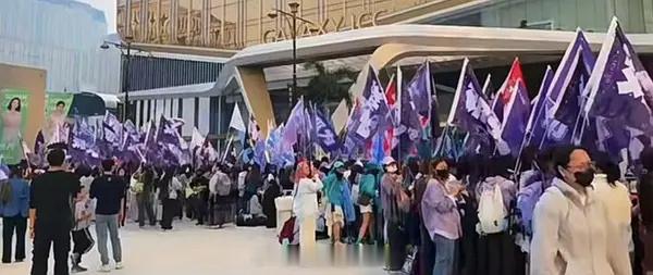 邓为暗夜贵公子，尖叫之夜红毯顺序爱奇艺尖叫之夜红毯🐍邓为粉丝应援🈶  平时都