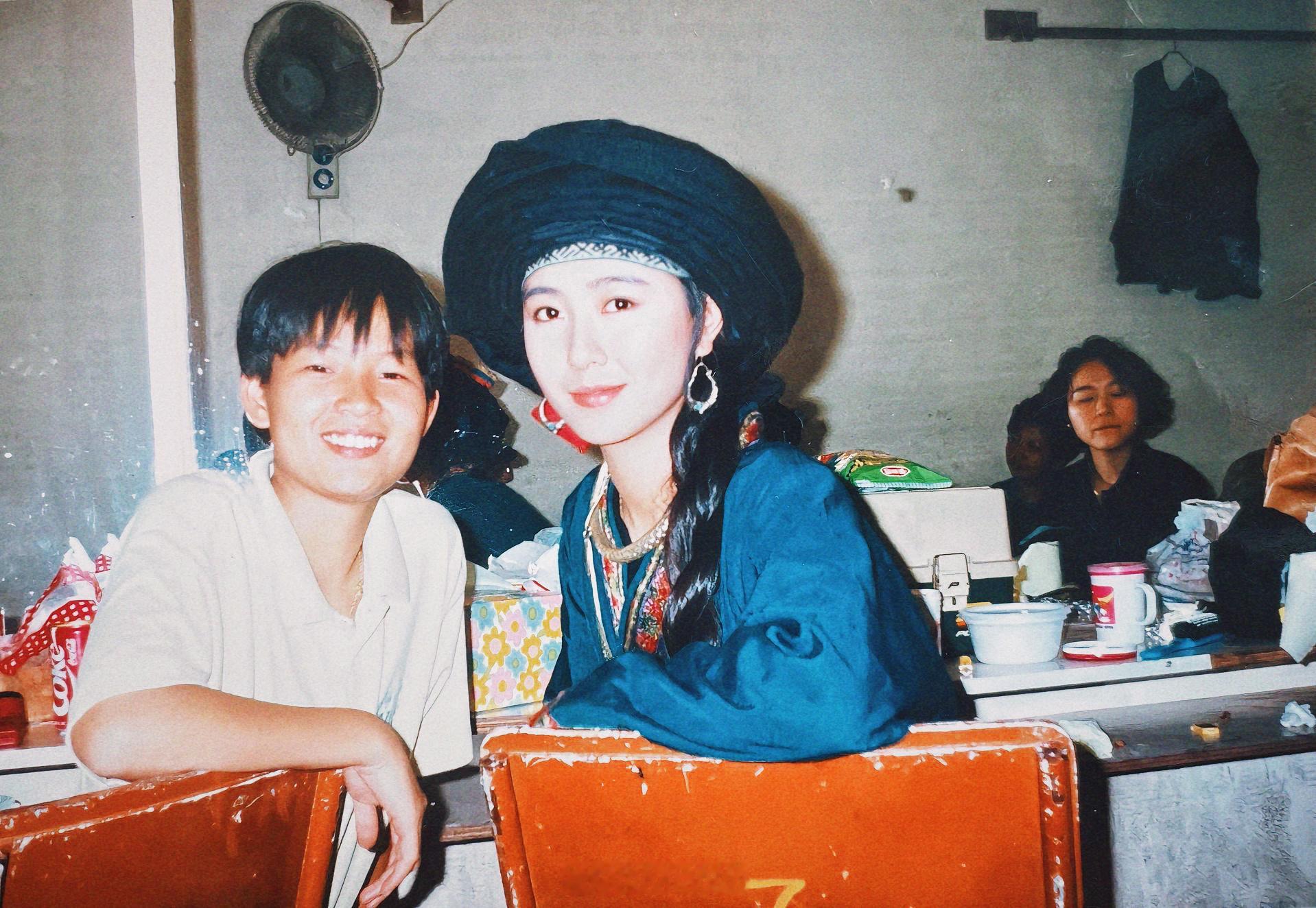 香港电影搭乘花絮去幕后 靓女蓝凤凰，可爱灵动的苗族姑娘造型💙——袁洁莹袁洁莹 