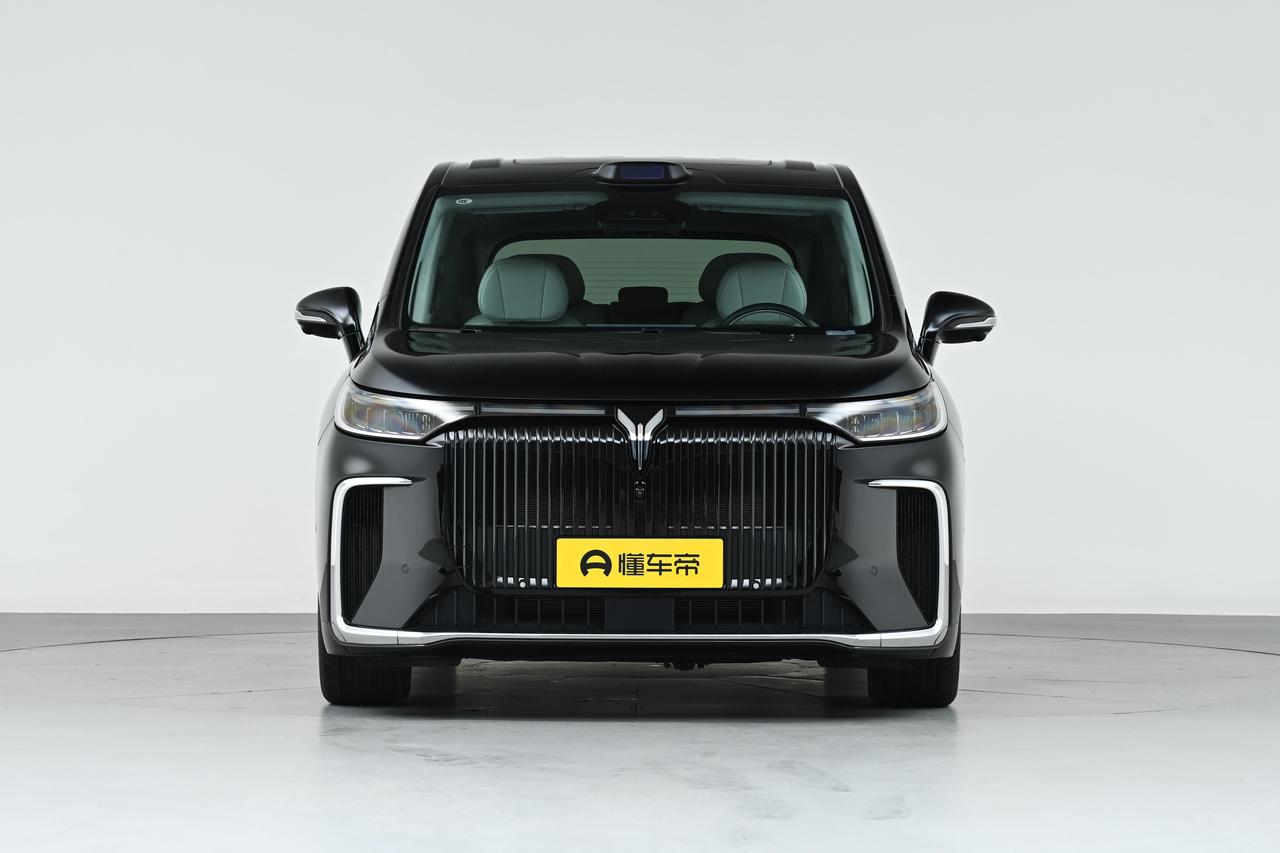 3月10日，岚图梦想家冠军版正式上市，售价30.99万元。新车配备华为乾崑智驾A