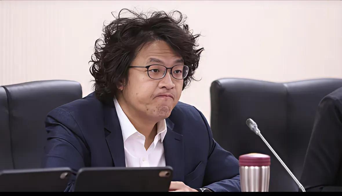 沈伯洋后半辈子会非常郁闷，去其他国家都掂量一下会不会被抓。

他待在湾湾也会很郁