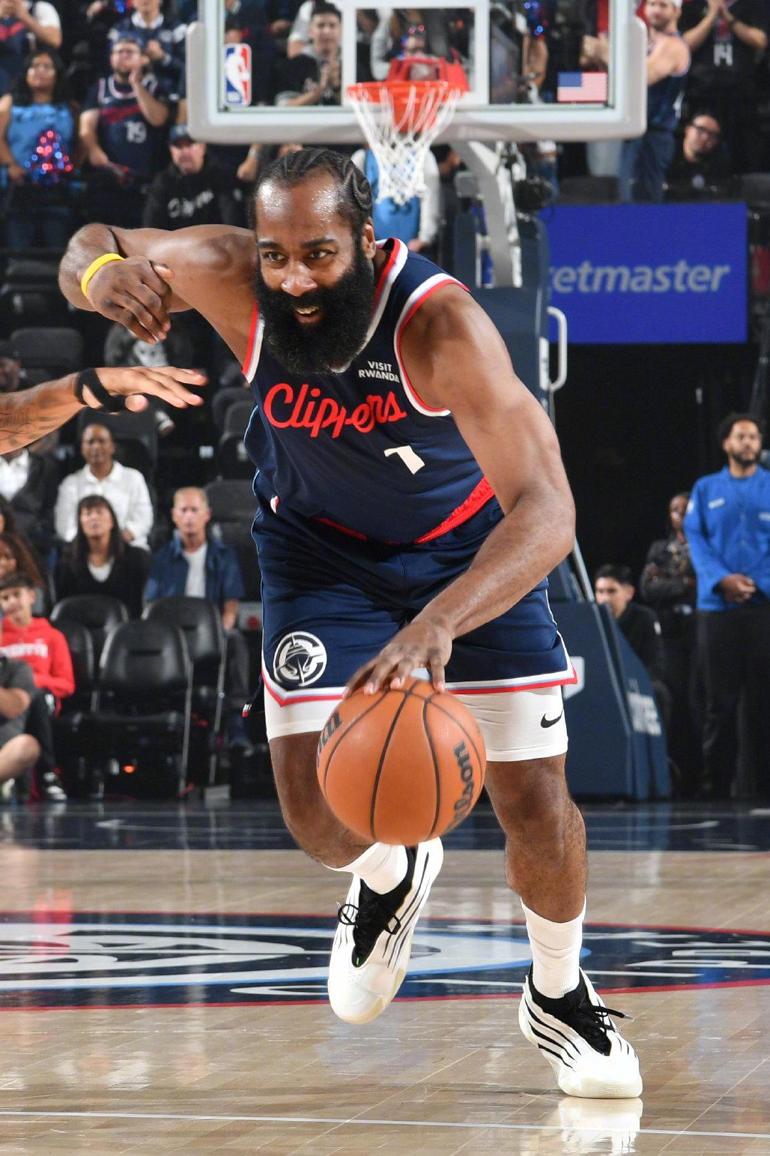 哈登今天真是尽力了！
一个人扛起一个队的进攻，都已经打了38分钟，全场23投12