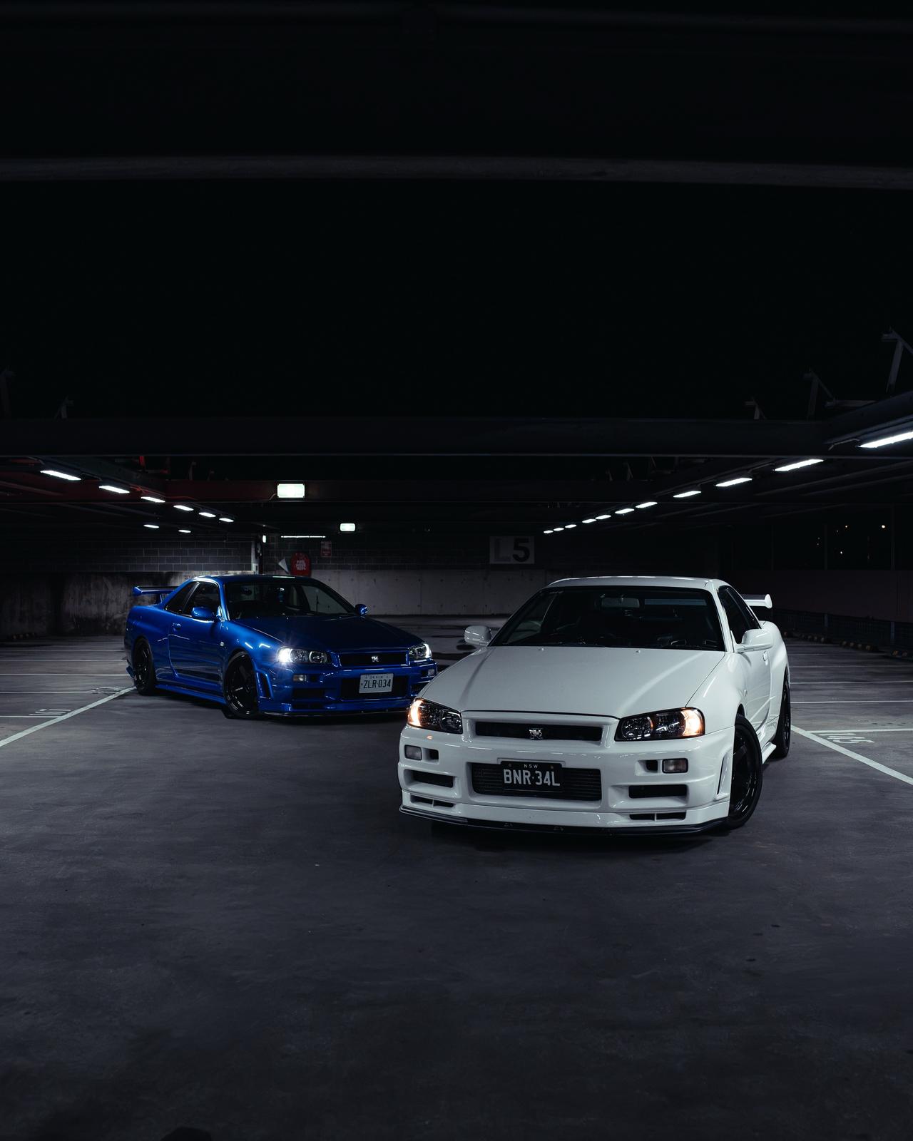 地下车库里的双雄：一白一蓝两台R34 GT-R
昏暗的灯光下，两台R34 GT-