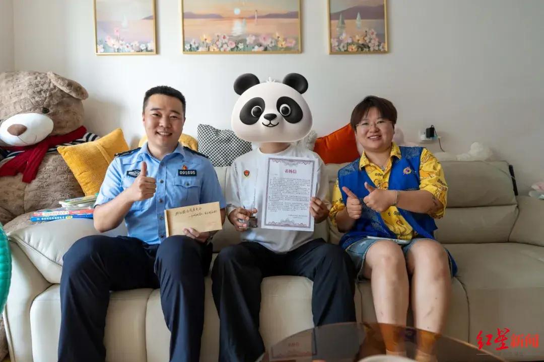 实至名归！小哥随手一张照片，揪出常年作恶偷窥邻居，官方上门隆重表彰。
 （个人观