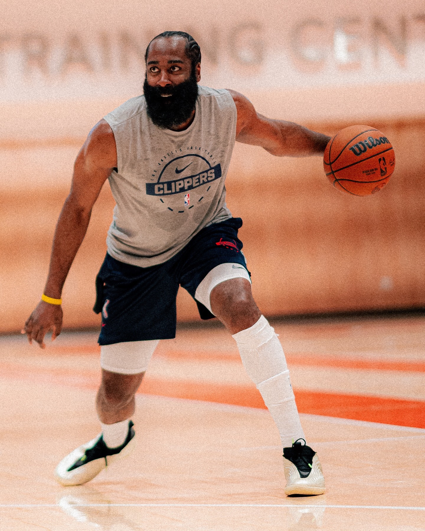 船记：据消息人士透露，哈登在对阵火箭的比赛中遭遇小腿挫伤。哈登周六在观看比赛录像