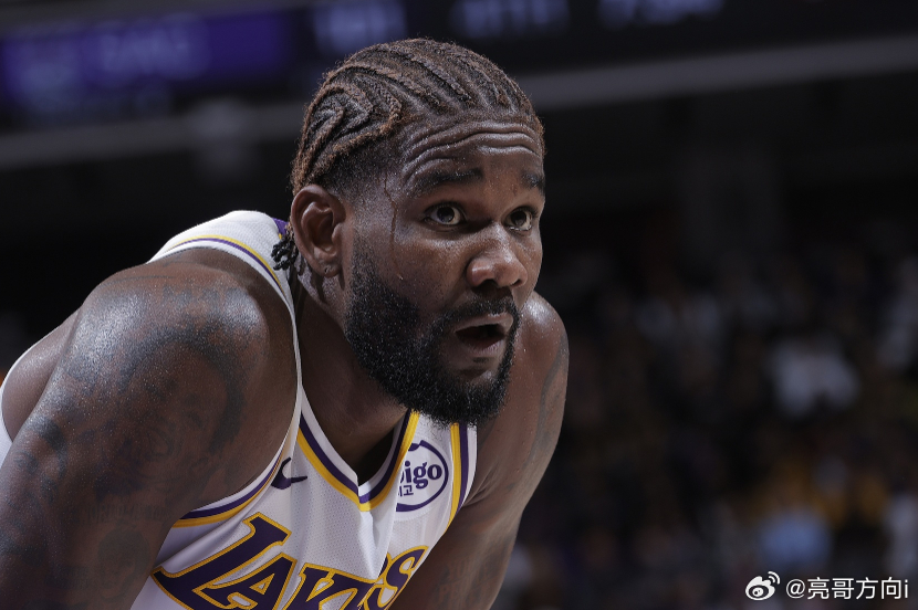 NBA常规赛，湖人102-122不敌老鹰。赛后，湖人中锋艾顿在接受采访时表示：“