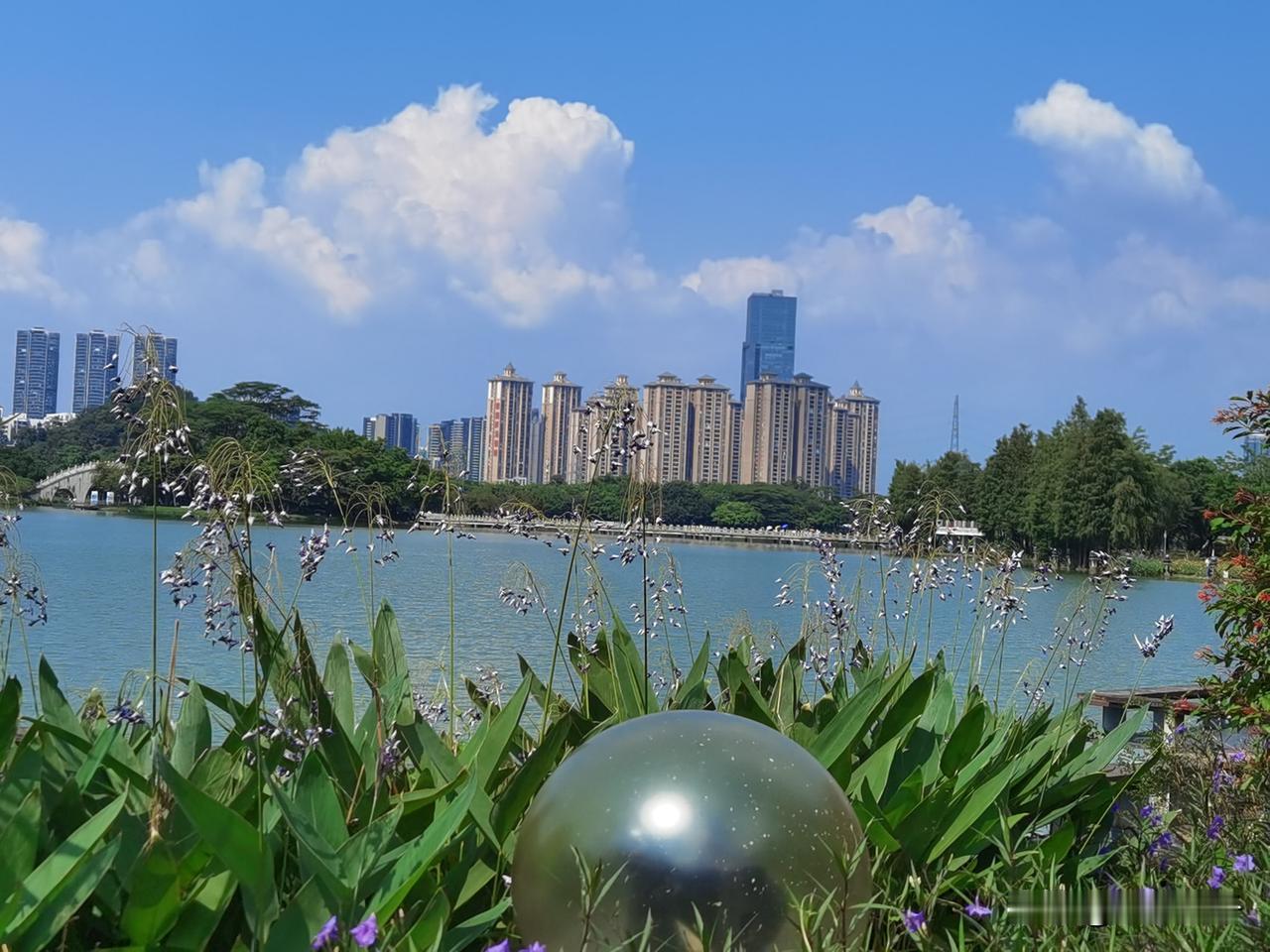 小熊晒万达的房子，
让儿子在室内打扫，
网友疑似廉价出售。

近日小熊通过视频晒