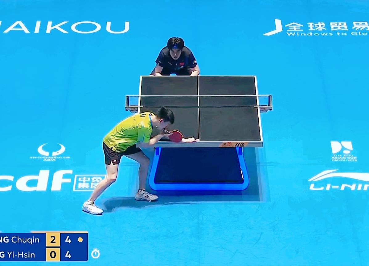 突发！裁判警告现场球迷了！

冯翊新发球，
现场球迷喊加油！

裁判警告了现场球