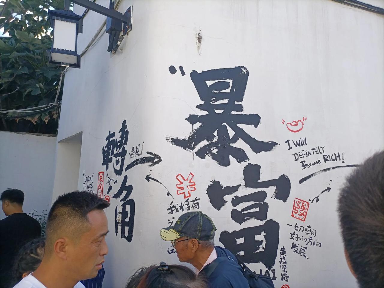 都会衰落，根本不值得长期持有，因此简单的方式有2个。
一、找到适合长期持有，竞争