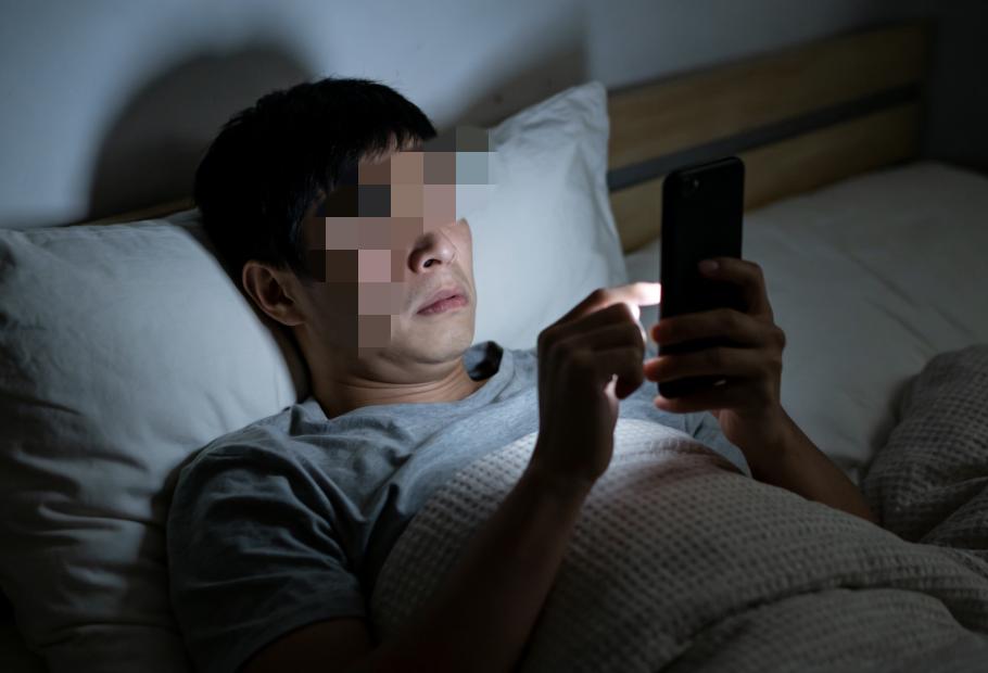 泪目！四川宜宾一名24岁小伙失业回老家后长期躺床上刷手机、打游戏、昼夜颠倒，结果