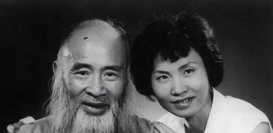 黄凝素15岁便嫁给了张大千，婚后没过多久就有了身孕，随后接连生育，共为他生下8个