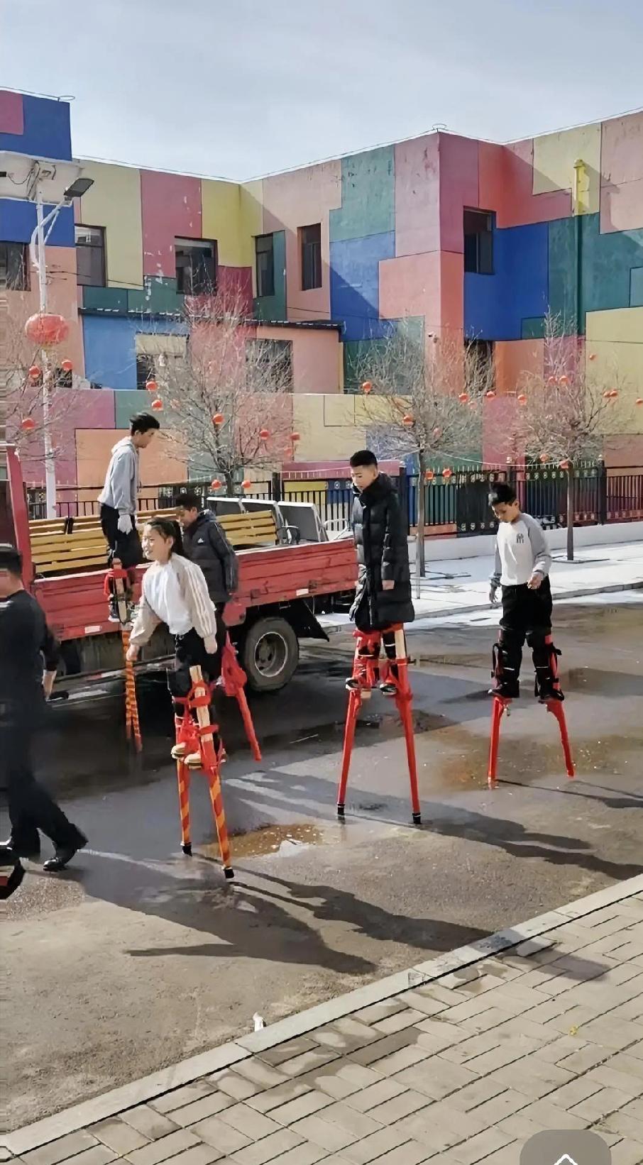 这几天满大街都是扭秧歌的，本以为都是老样子，没想到竟撞见了砸高桥！最让我心头一热