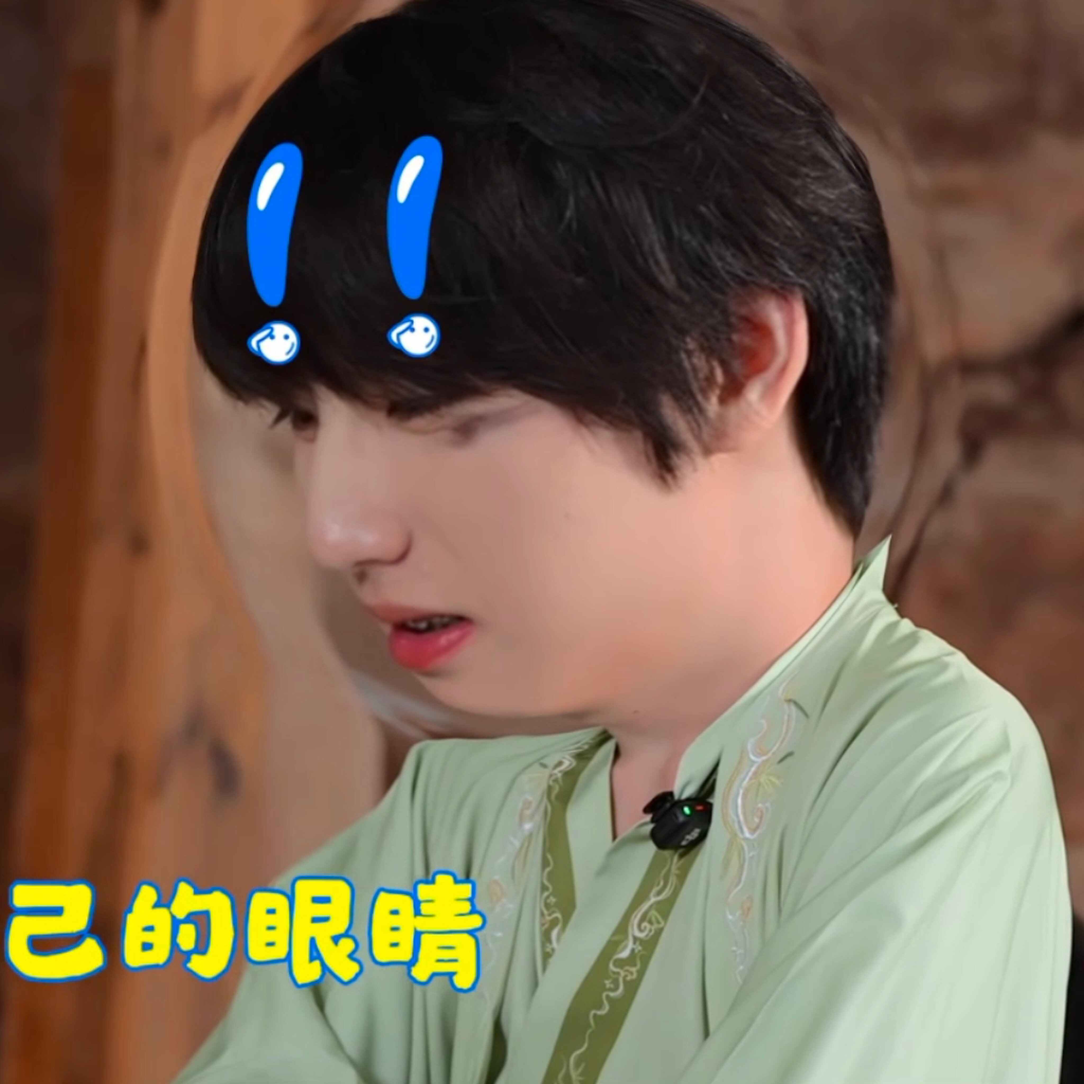 表演时自带情景表演的是坐在餐桌前 