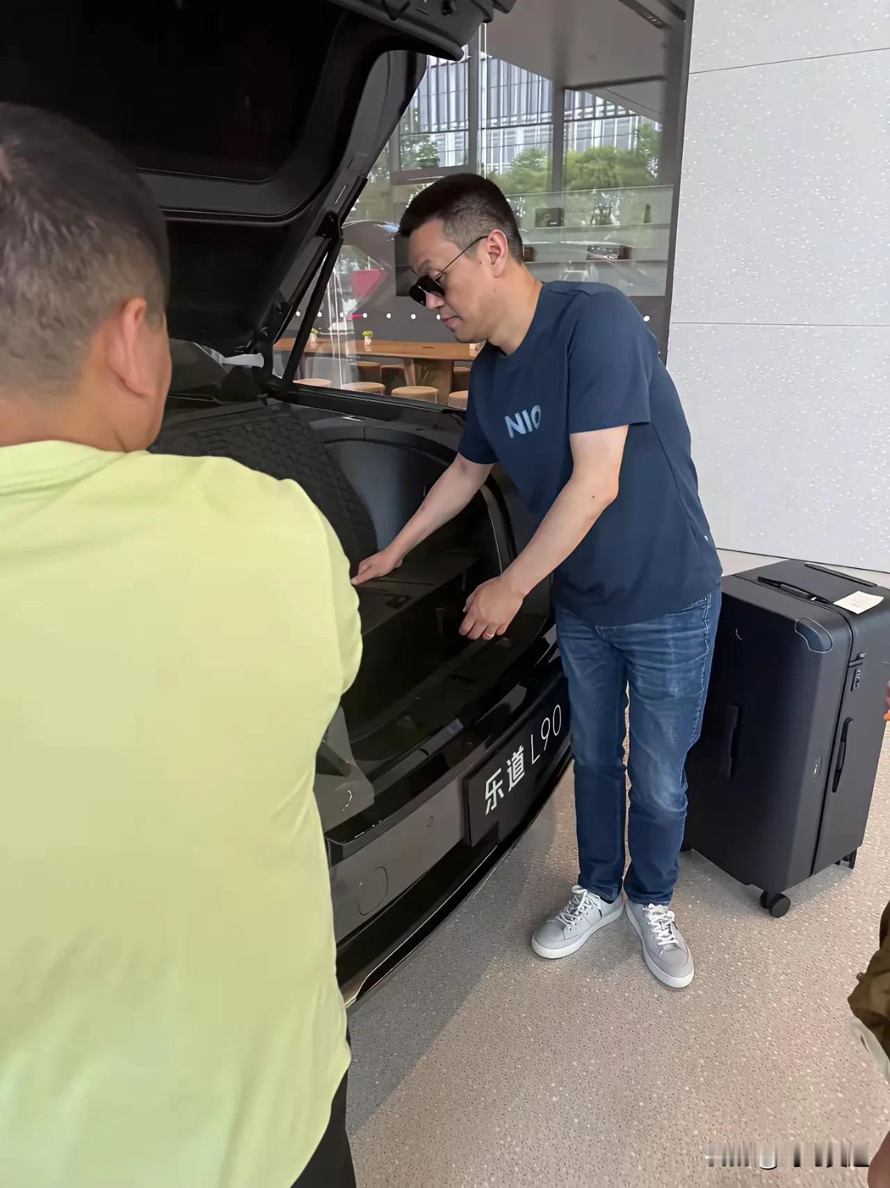 新势力创始人亲自卖车，给客户讲解车的卖点，难道培养一个销售团队很难吗，发布会也是