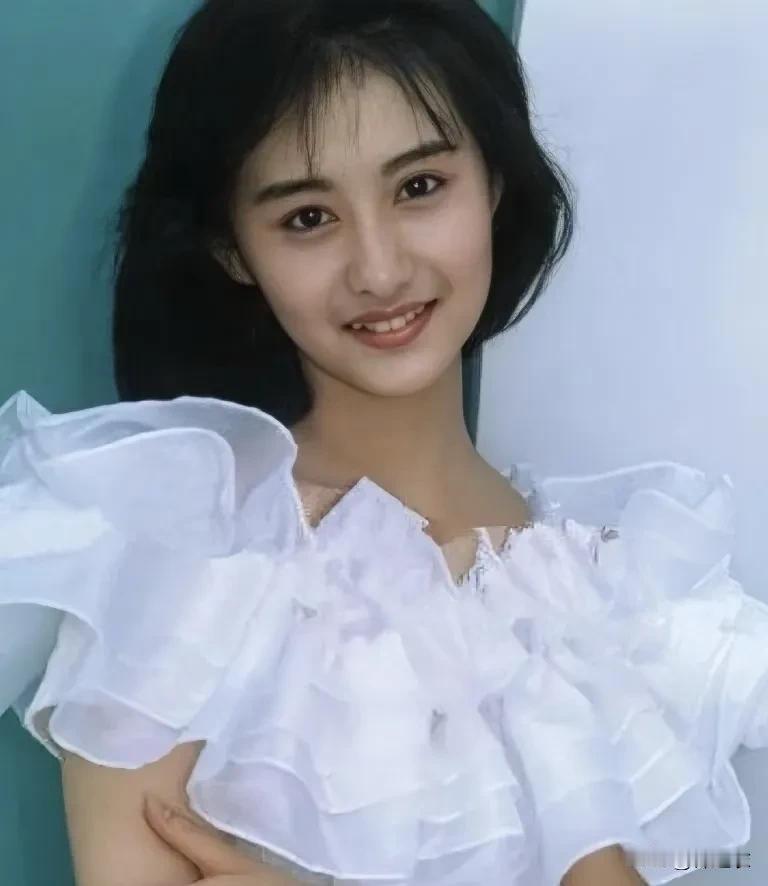 小时候在电视里看到白吟霜，我被陈德容美得神魂颠倒的，甚至觉得她是仙女下凡。但是越