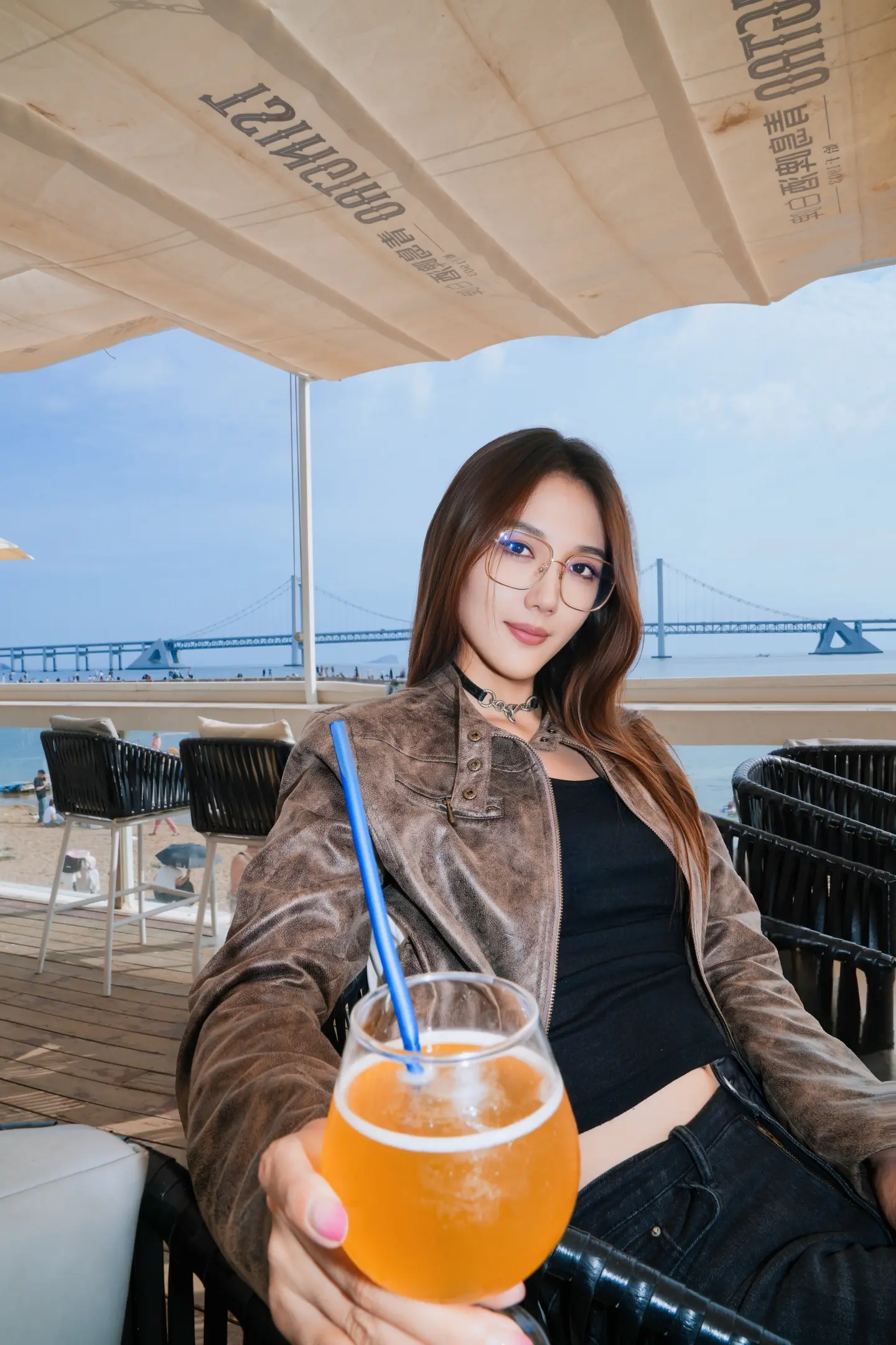 姐姐不是坏人，姐姐只想跟你喝杯小麦果汁。
