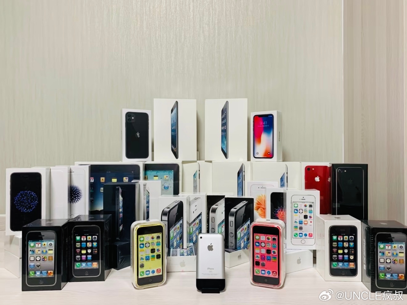 一哥们说他收藏苹果的东西一般都是买一台全新的产品。然后再也不拆封，哪怕坏掉…
