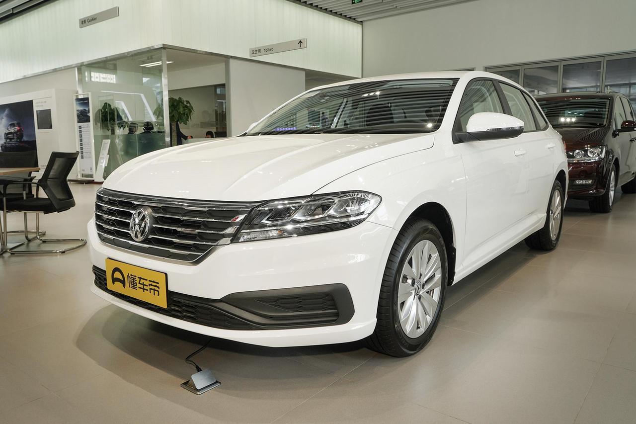 去年春天，我揣着 8 万块预算准备买车时，身边朋友都劝我咬咬牙贷款买新车，但我心