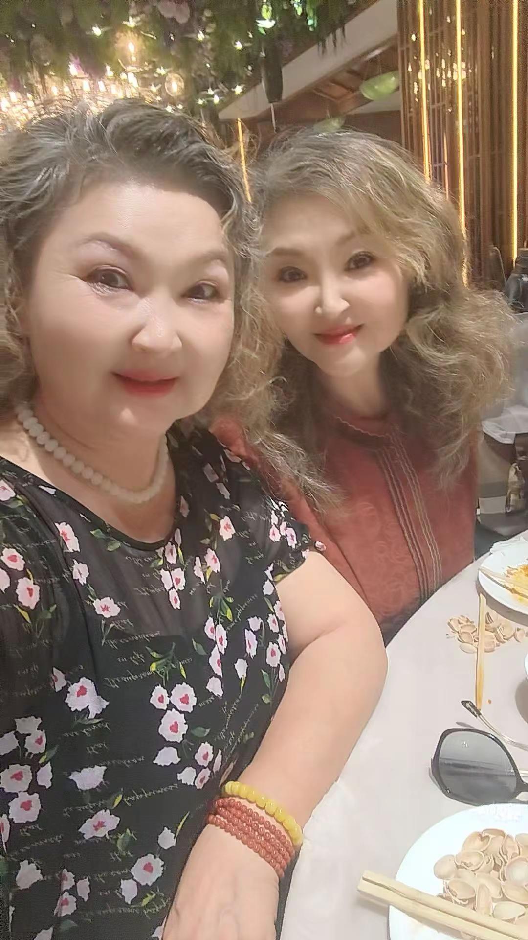 精致到老的我们 相聚时光美到发光 美好时光留住美好的回忆 一起美美哒💖💖💖