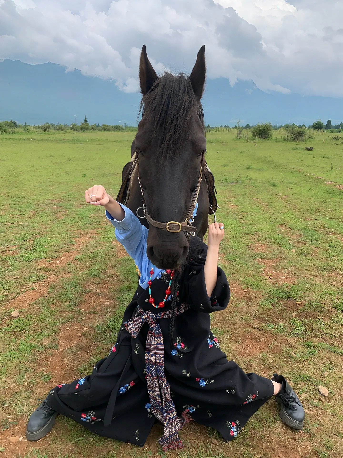 丽江写真丨我现在在草原上 信号不太好唉唉唉唉 当抽象女来拍藏服写真