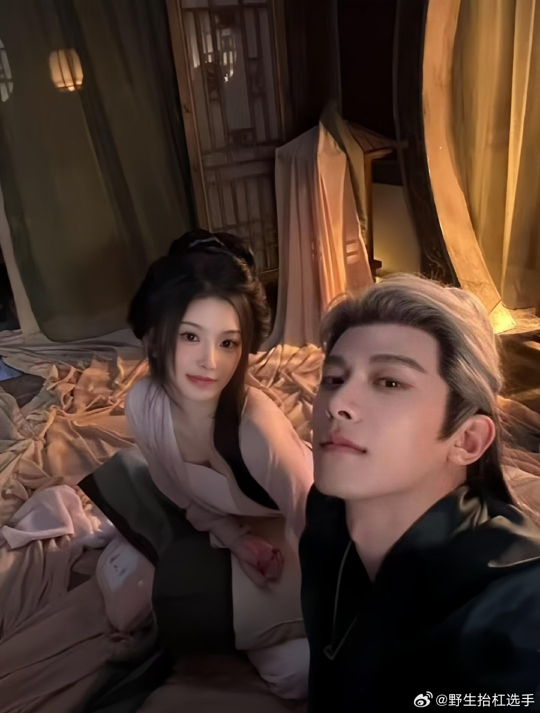 孔雪儿邓凯杂志封面哇塞，孔雪儿邓凯双人杂志封面预告🈶，CP感配一脸！孔雪儿邓凯